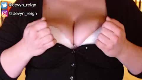 Devyn Reign online show from 10.05.25