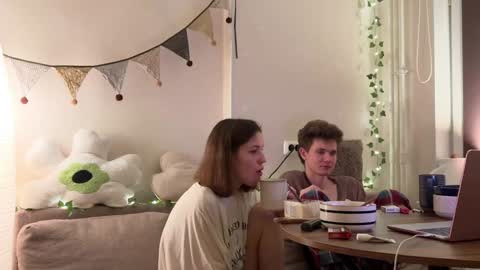 Snapshot of di_n_alex chatting on 12.21.24 Di Alex online show from 12.21.24