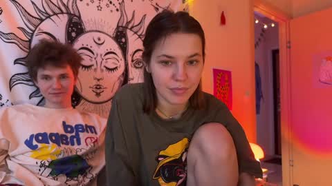 Snapshot of di_n_alex chatting on 01.31.25 Di Alex online show from 01.31.25