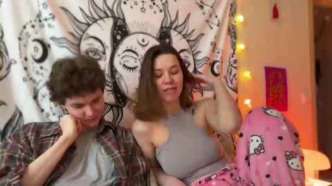 Snapshot of di_n_alex chatting on 02.12.25 Di Alex online show from 02.12.25