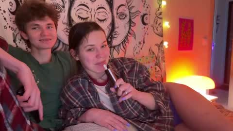 Snapshot of di_n_alex chatting on 02.13.25 Di Alex online show from 02.13.25