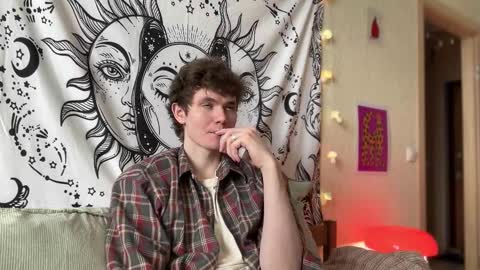 Snapshot of di_n_alex chatting on 02.14.25 Di Alex online show from 02.14.25