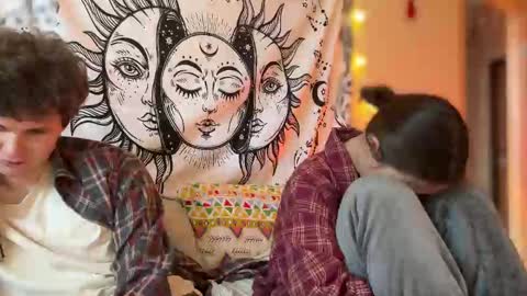 Snapshot of di_n_alex chatting on 02.14.25 Di Alex online show from 02.14.25