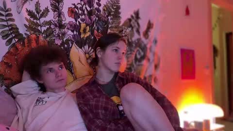 Snapshot of di_n_alex chatting on 03.05.25 Di Alex online show from 03.05.25