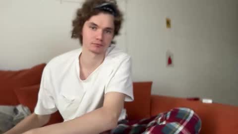 Snapshot of di_n_alex chatting on 10.18.25 Di Alex online show from 10.18.25