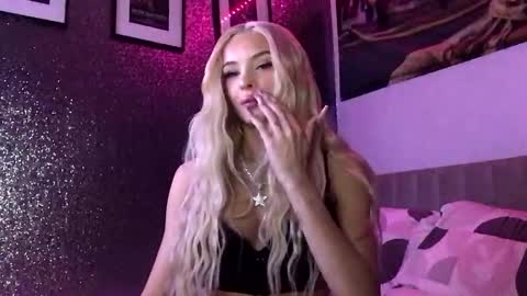 Snapshot of diamond_the_blonde chatting on 10.19.25 Diamond online show from 10.19.25