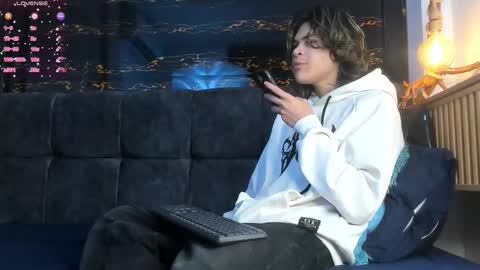 Snapshot of diamond_twink chatting on 11.04.25 diamond_twink online show from 11.04.25