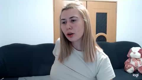 Snapshot of dianasmiey7 chatting on 02.21.25 dianasmiey7 online show from 02.21.25
