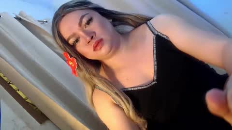 Snapshot of dianne_horny chatting on 04.14.26 Dianne online show from 04.14.26