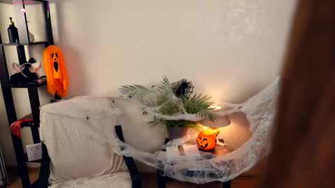 Elwyna online show from 10.28.25