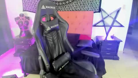 Snapshot of dirtyonix chatting on 02.04.25 ONIX  online show from 02.04.25