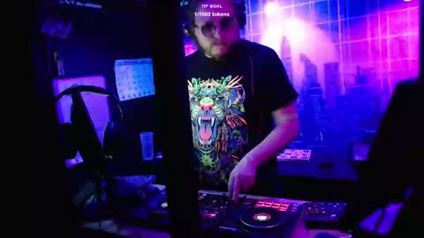 Snapshot of dj_capitain_claw chatting on 01.18.25 Adrian Arturo online show from 01.18.25
