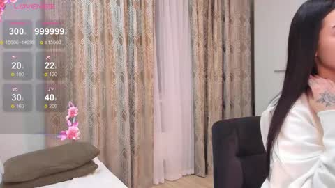 Snapshot of dkny_ chatting on 10.21.25 Maddy online show from 10.21.25