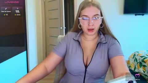 Snapshot of do_u_want_alice chatting on 10.29.25 Alice online show from 10.29.25