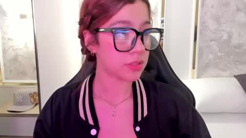 Snapshot of doll_eyeess_ chatting on 09.24.25 D  online show from 09.24.25