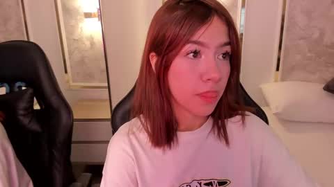 Snapshot of doll_eyeess_ chatting on 10.01.25 D  online show from 10.01.25