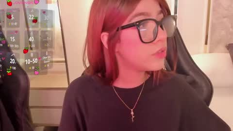 Snapshot of doll_eyeess_ chatting on 10.08.25 D  online show from 10.08.25