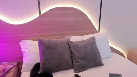 Snapshot of doll_eyeess_ chatting on 10.18.25 D  online show from 10.18.25