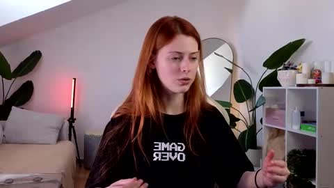 Snapshot of doll_lesli chatting on 10.10.25 Your doll Lesli online show from 10.10.25