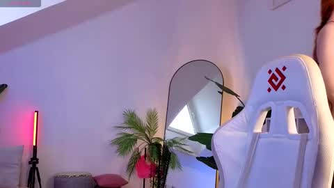 Snapshot of doll_lesli chatting on 11.21.25 Your doll Lesli online show from 11.21.25