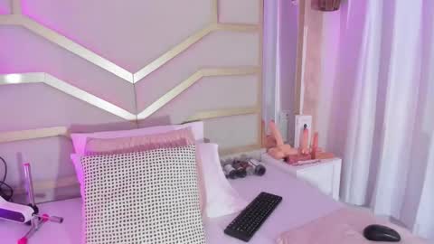 Snapshot of dollsweety chatting on 10.01.25 Dollsweety online show from 10.01.25