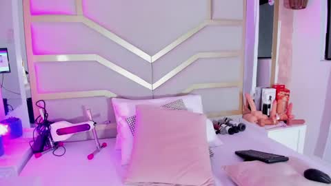 Snapshot of dollsweety chatting on 10.02.25 Dollsweety online show from 10.02.25