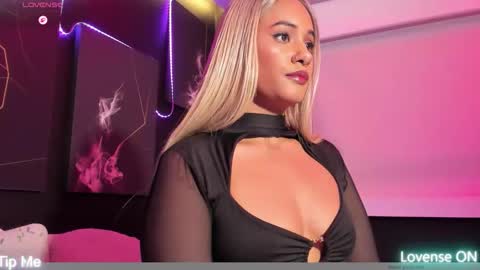 Snapshot of dolly_brownc chatting on 12.21.25 dolly_brownc online show from 12.21.25