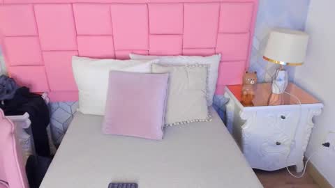 Snapshot of dolly_kitter chatting on 12.18.25 dolly_kitter online show from 12.18.25