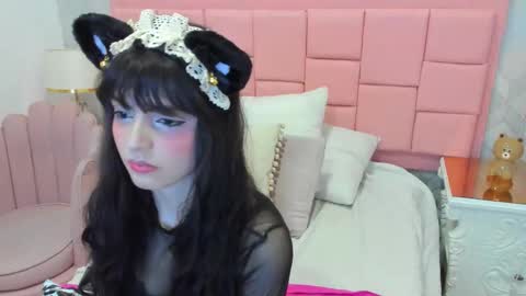 Snapshot of dolly_kitter chatting on 12.19.25 dolly_kitter online show from 12.19.25