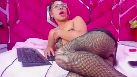 dollyjuicy1 online show from 12.20.24