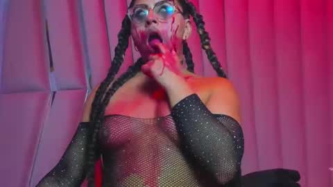 Snapshot of dollyjuicy1 chatting on 10.25.25 dollyjuicy1 online show from 10.25.25