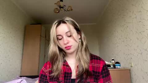 Snapshot of domingadandridge chatting on 05.19.26 Mia online show from 05.19.26