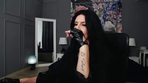Snapshot of dommelisa chatting on 12.13.24 Dom Melisa online show from 12.13.24