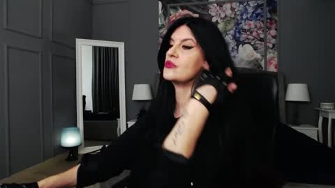 Snapshot of dommelisa chatting on 12.21.24 Dom Melisa online show from 12.21.24