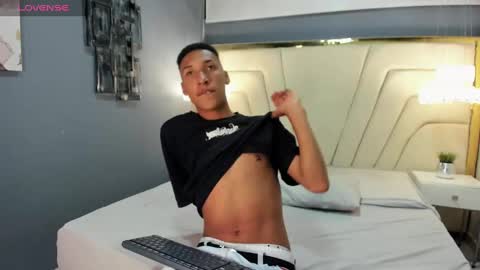 Snapshot of domminick18 chatting on 10.01.25 Domminick18 online show from 10.01.25