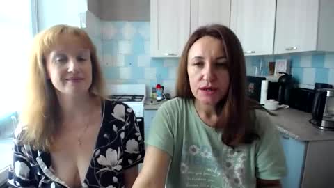 Snapshot of donnalimadonna chatting on 09.10.25 Tatiana 43 curvy sexy body and Joanna redhead 39 years online show from 09.10.25