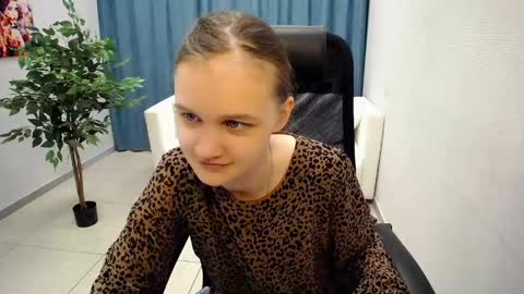 Snapshot of donnasia chatting on 05.25.26 Sia online show from 05.25.26