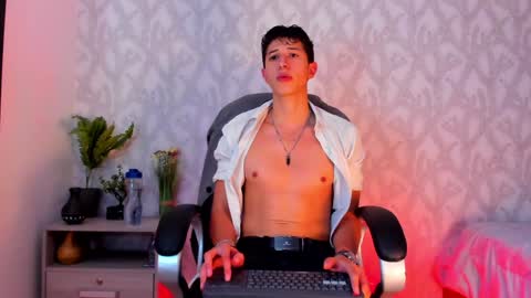 Snapshot of dorian_mystery chatting on 01.15.25 dorian_mystery online show from 01.15.25
