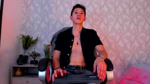 Snapshot of dorian_mystery chatting on 01.19.25 dorian_mystery online show from 01.19.25