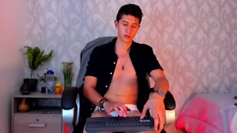Snapshot of dorian_mystery chatting on 01.19.25 dorian_mystery online show from 01.19.25