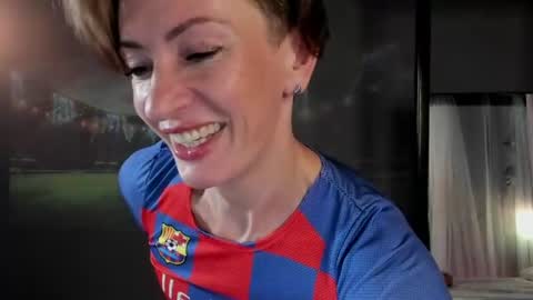 Snapshot of dorothy_meyer chatting on 06.18.26 Dorothy Next stream on Monday at 3am-9am online show from 06.18.26