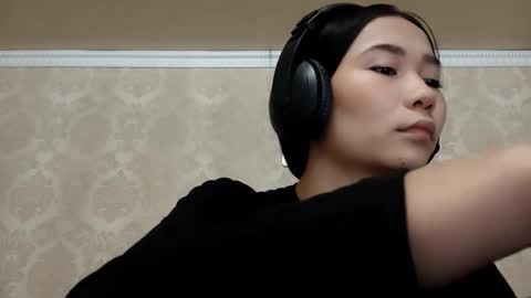 YuKi  online show from 10.18.25