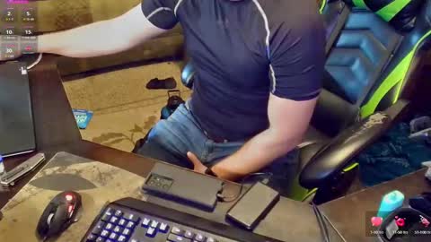 Snapshot of dotyoureyezez chatting on 12.28.24 DotYourEyezez online show from 12.28.24