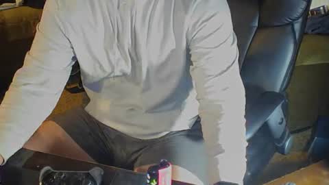 Snapshot of dotyoureyezez chatting on 10.24.25 DotYourEyezez online show from 10.24.25