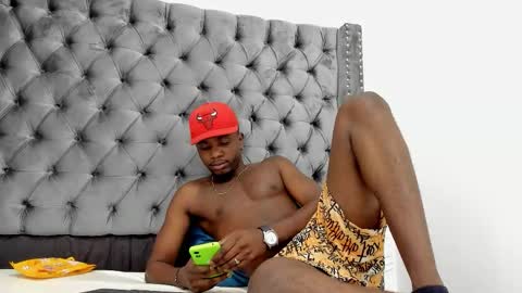 DOUGLAS online show from 10.05.25