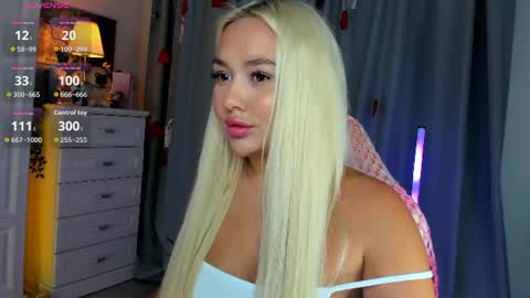 Snapshot of dreamaise chatting on 07.03.26 Mary pvt open use pink and blue app lovense online show from 07.03.26