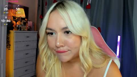 Snapshot of dreamaise chatting on 07.17.26 Mary pvt open use pink and blue app lovense online show from 07.17.26