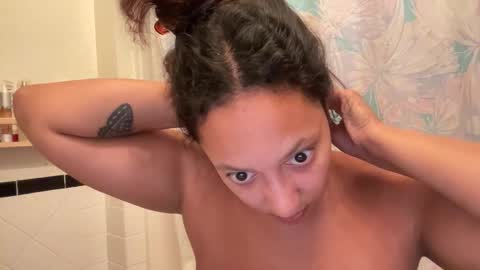 Snapshot of dreamyriri chatting on 10.22.25 RIRI OR DREAMY online show from 10.22.25