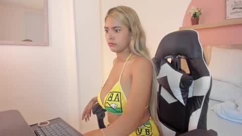 Snapshot of dulce757_ chatting on 10.24.25 D U L C E  online show from 10.24.25