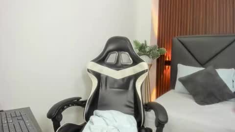 Snapshot of dulce_estrellaa_ chatting on 10.18.25 E S T R E L L A online show from 10.18.25